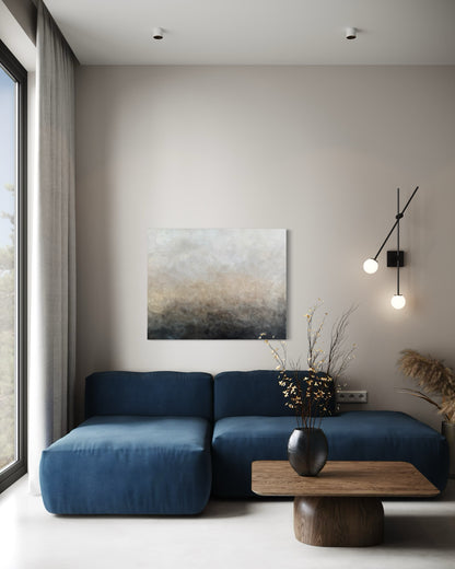 Skiffer - En stor tavla med skiftningar i vit, beige, grå och svart i ett minimalistiskt vardagsrum - Lugn Interiör, Elin Palmgren