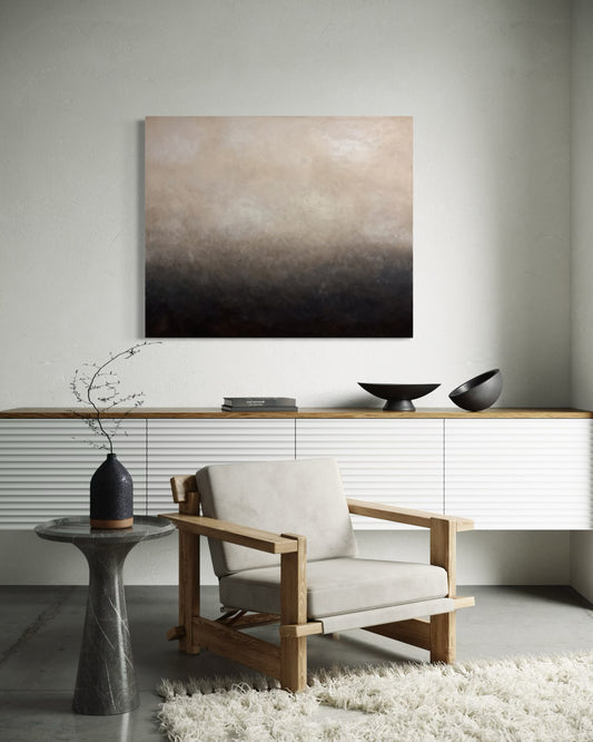 Skymning av Elin Palmgren – abstrakt tavla i svart, grå och beige ovanför vit skänk i minimalistiskt vardagsrum