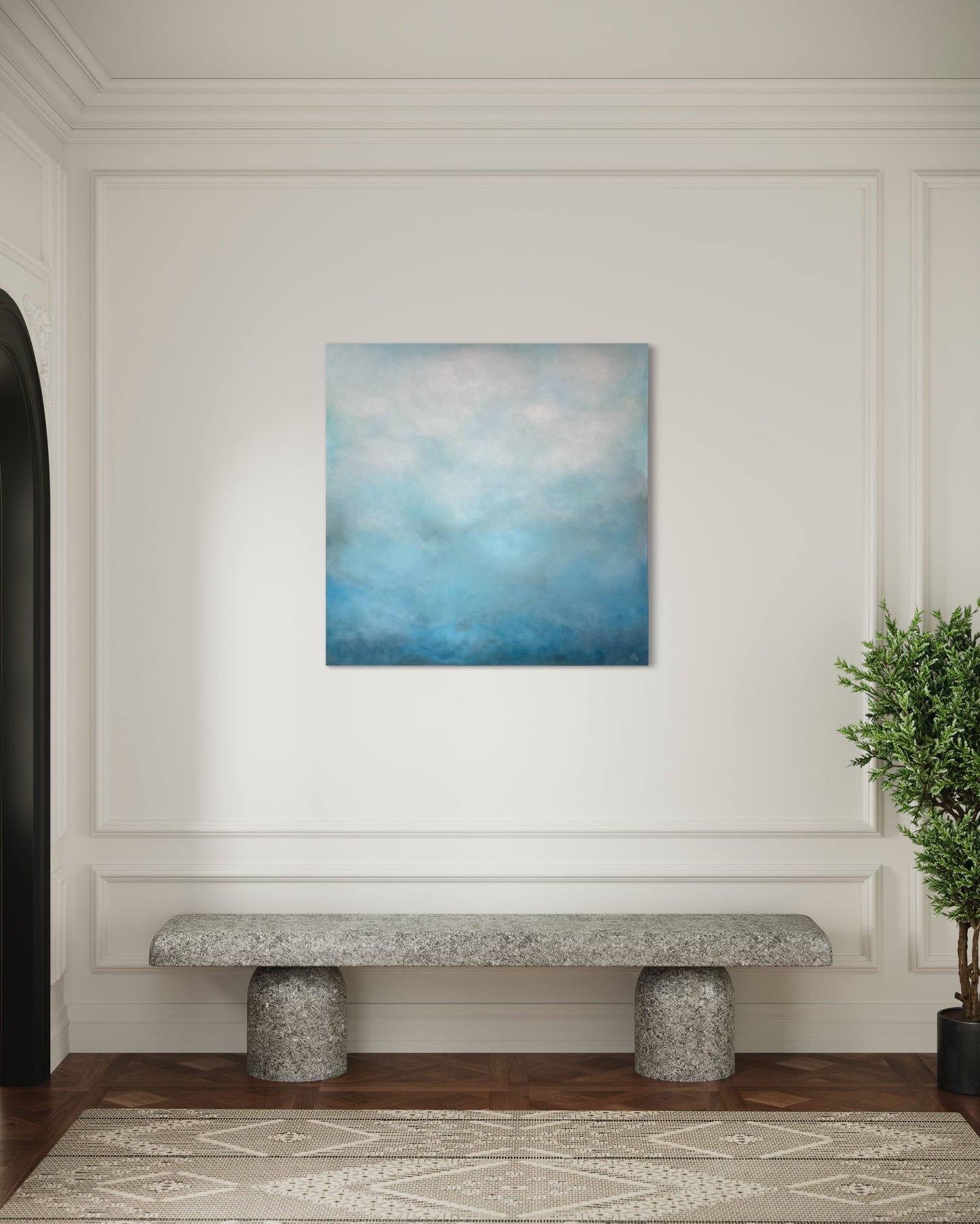 Soft Blue av Elin Palmgren – abstrakt tavla i blå och vit i minimalistiskt rum
