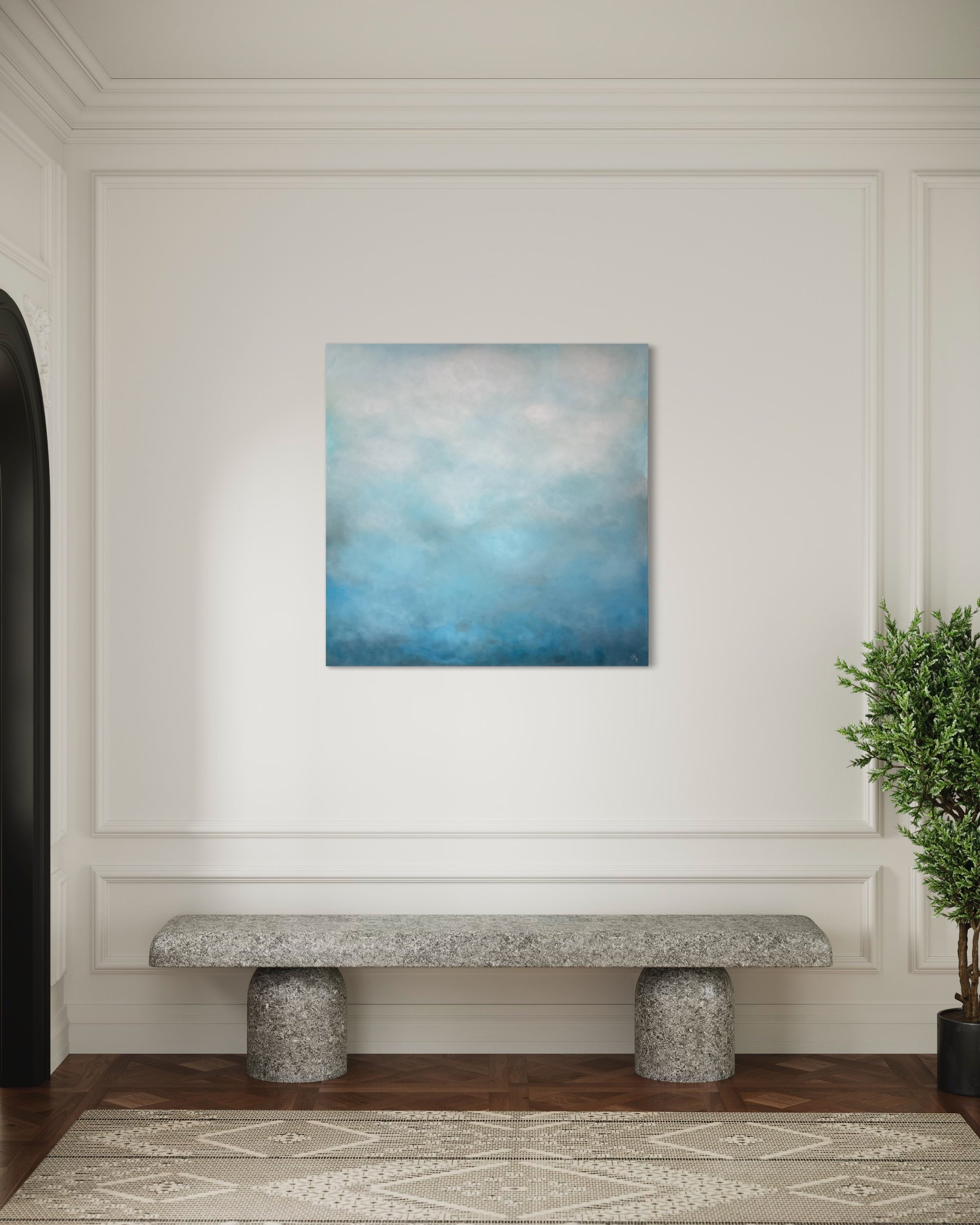 Soft Blue av Elin Palmgren – abstrakt tavla i blå och vit i minimalistiskt rum