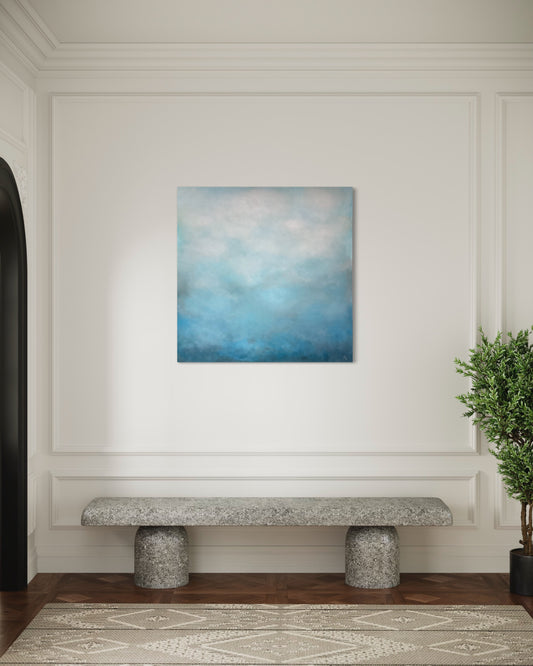 Soft Blue av Elin Palmgren – abstrakt tavla i blå och vit i minimalistiskt rum