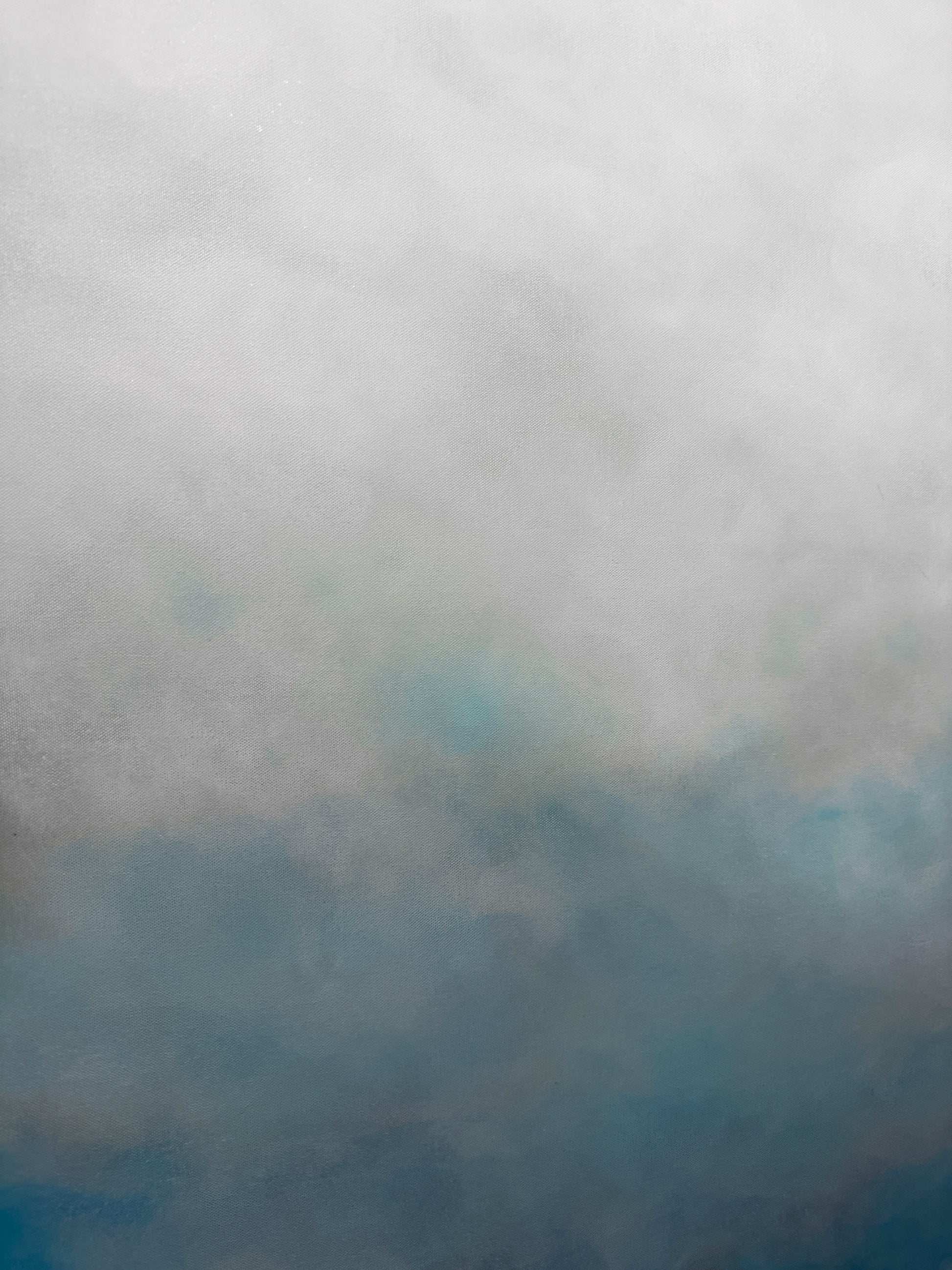 Närbild av abstrakt tavla Soft Blue – handmålad teknik i blå och vit inspirerad av moln av Elin Palmgren