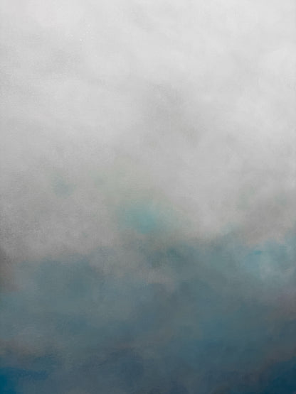 Närbild av abstrakt tavla Soft Blue – handmålad teknik i blå och vit inspirerad av moln av Elin Palmgren
