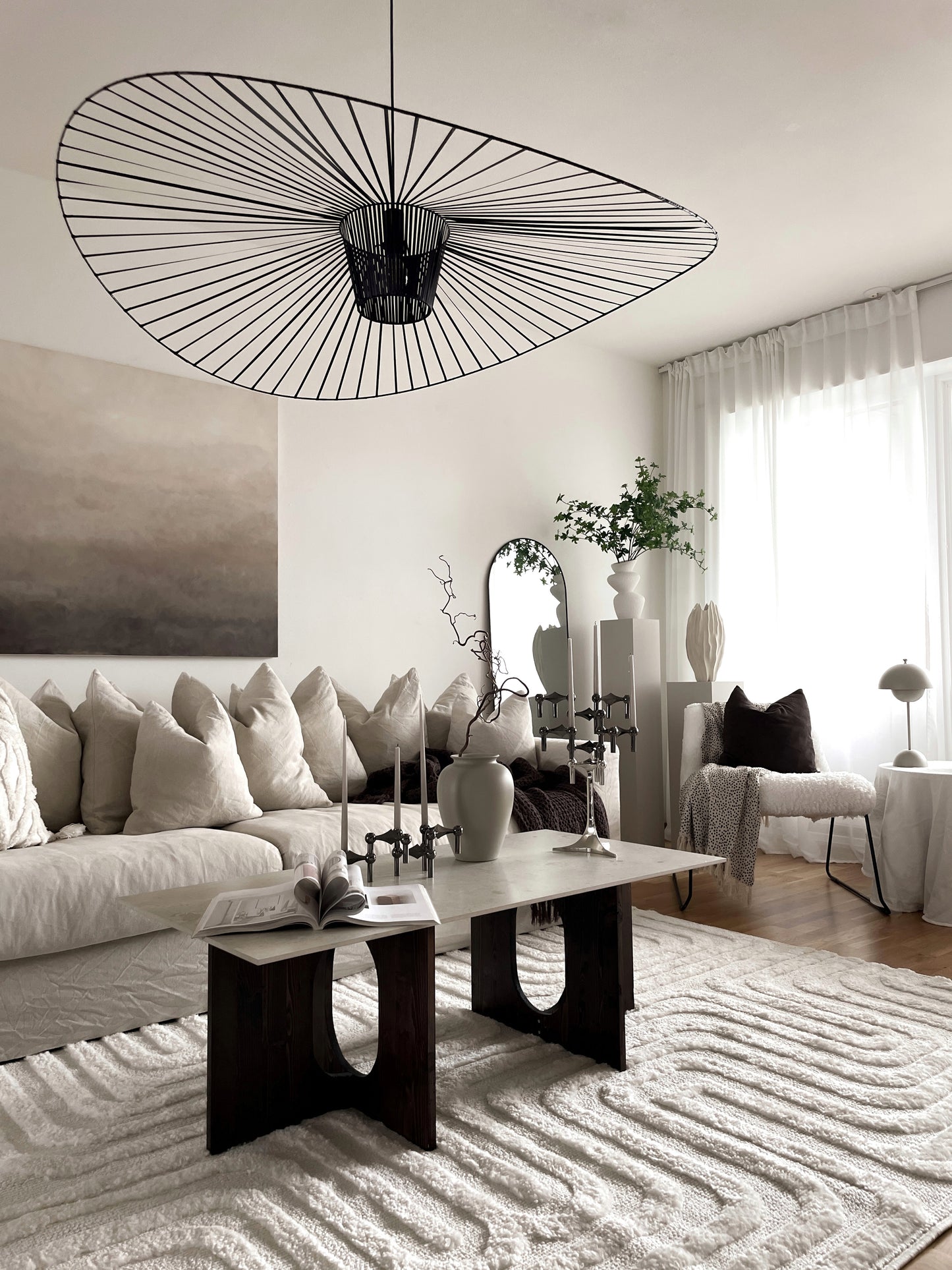 Soft Brown av Elin Palmgren – abstrakt tavla i brun och beige i harmoniskt vardagsrum i japandi-stil
