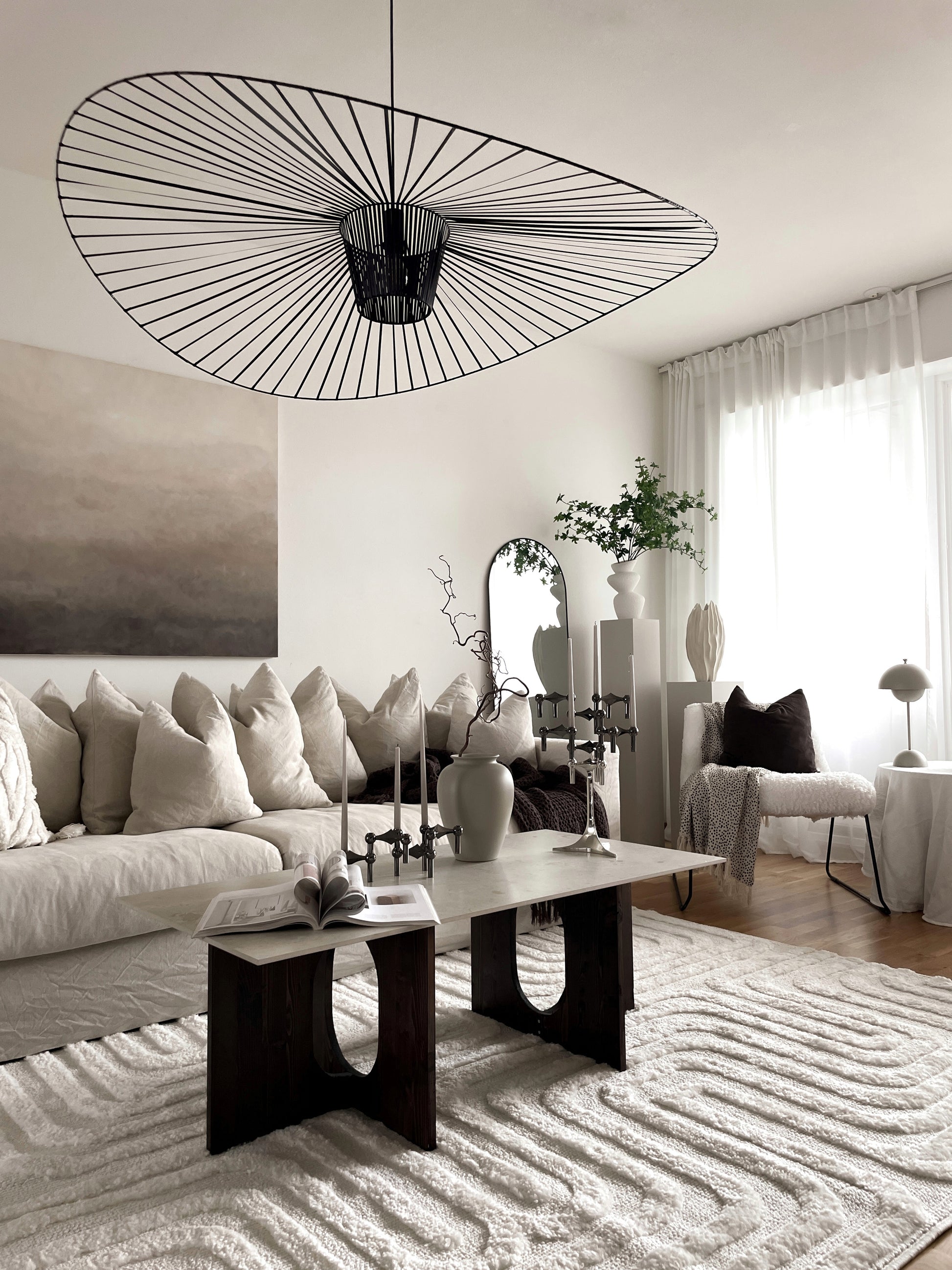 Soft Brown av Elin Palmgren – abstrakt tavla i brun och beige i harmoniskt vardagsrum i japandi-stil
