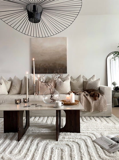 Soft Brown – handmålad originalkonst 100x100 cm av Elin Palmgren i neutralt mysigt rum, LUGN Interiör Linköping