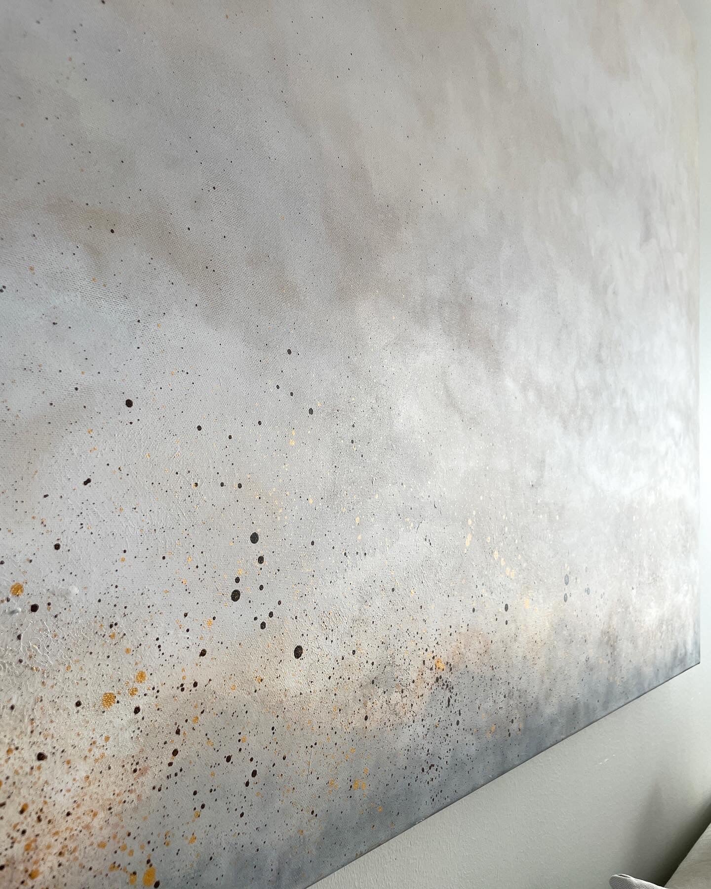 Närbild på penseldrag i Elin Palmgrens handgjorda konstverk Speckles.