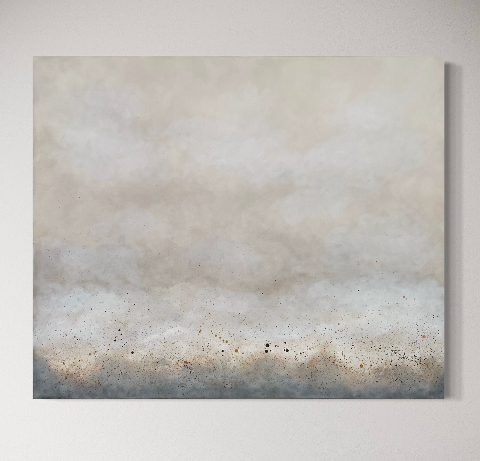 Abstrakt tavla Speckles av Elin Palmgren, 100x120 cm, akryl på duk i beige, grå och guld
