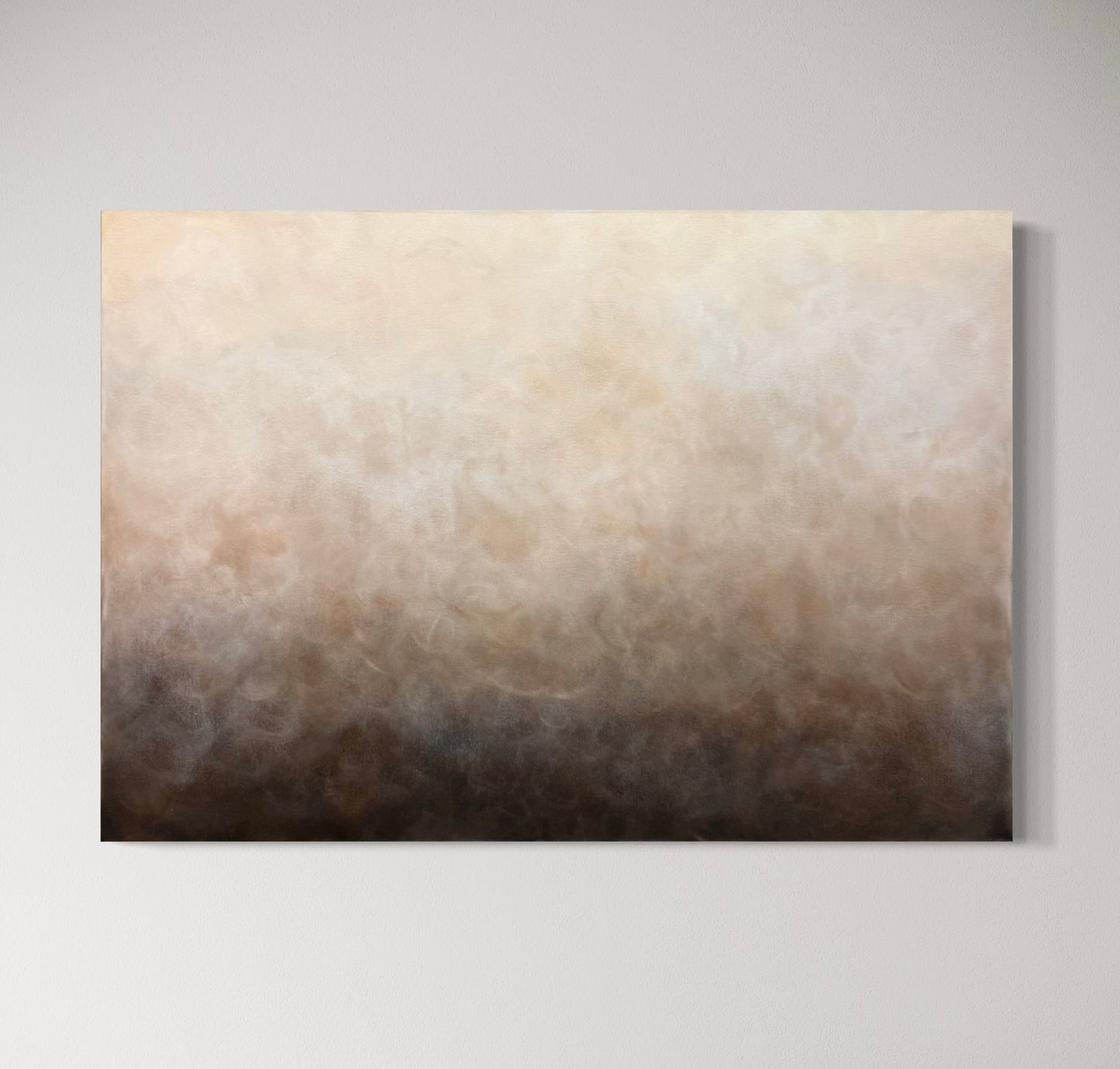 Abstrakt tavla Stillhet 70x100 i vit, beige, grå och brun som hänger på en vit vägg, Lugn Interiör, Linköping