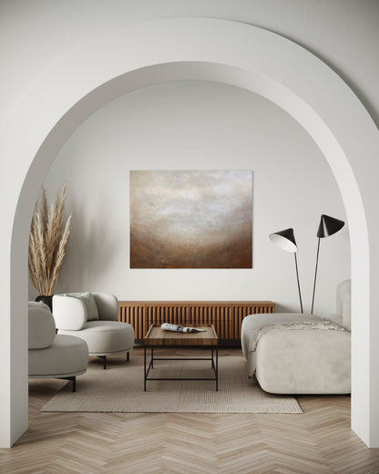 Terrahaze av Elin Palmgren – abstrakt tavla i brun, vit och beige i minimalistiskt japandi-inrett vardagsrum