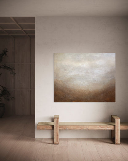 Terrahaze 120x150 cm av Elin Palmgren – abstrakt tavla i brun och beige i minimalistiskt rum med bänk i trä