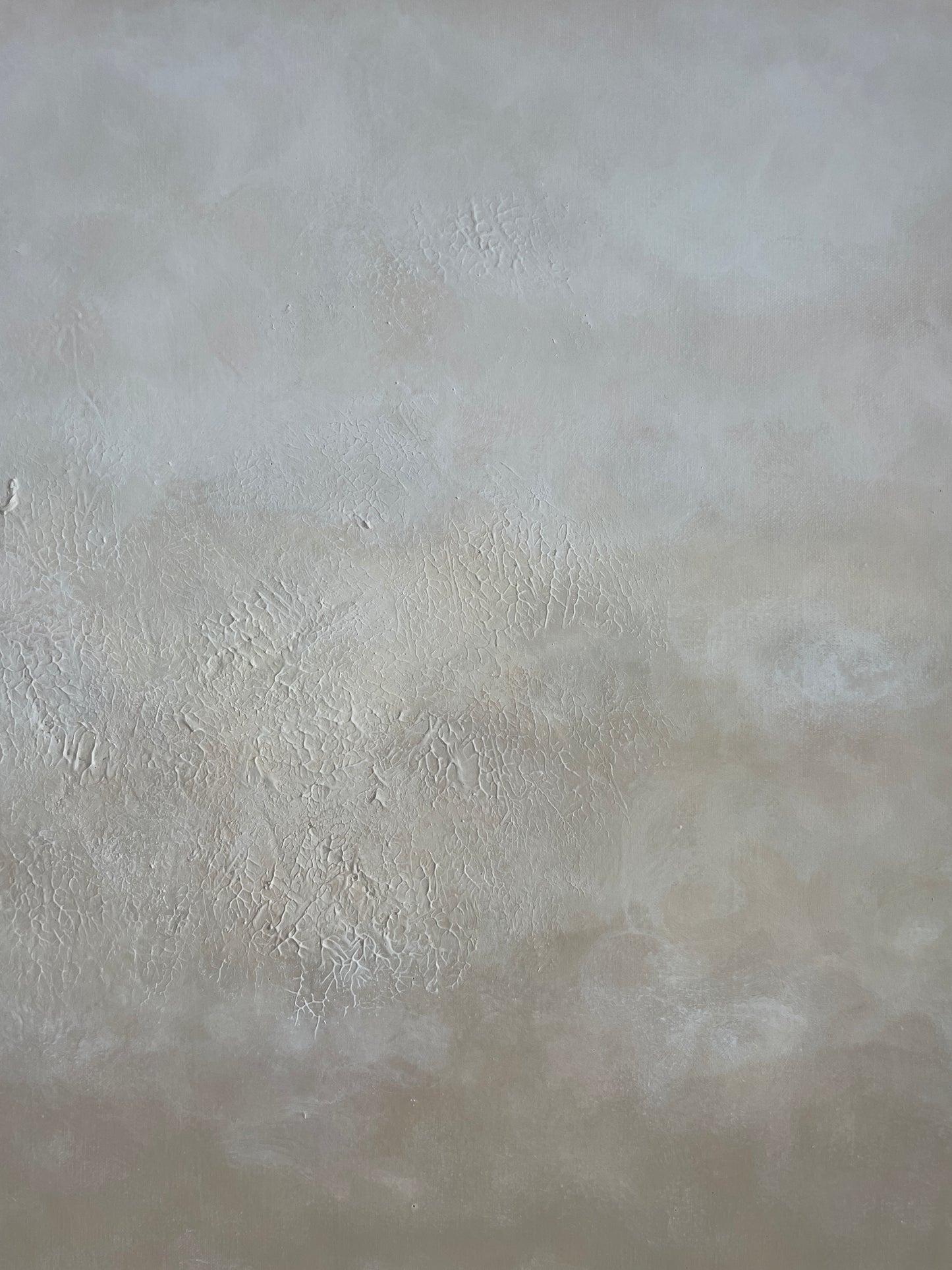 Närbild av penseldragen i abstrakt handmålad tavla Textured Beige av Elin Palmgren, LUGN Interiör