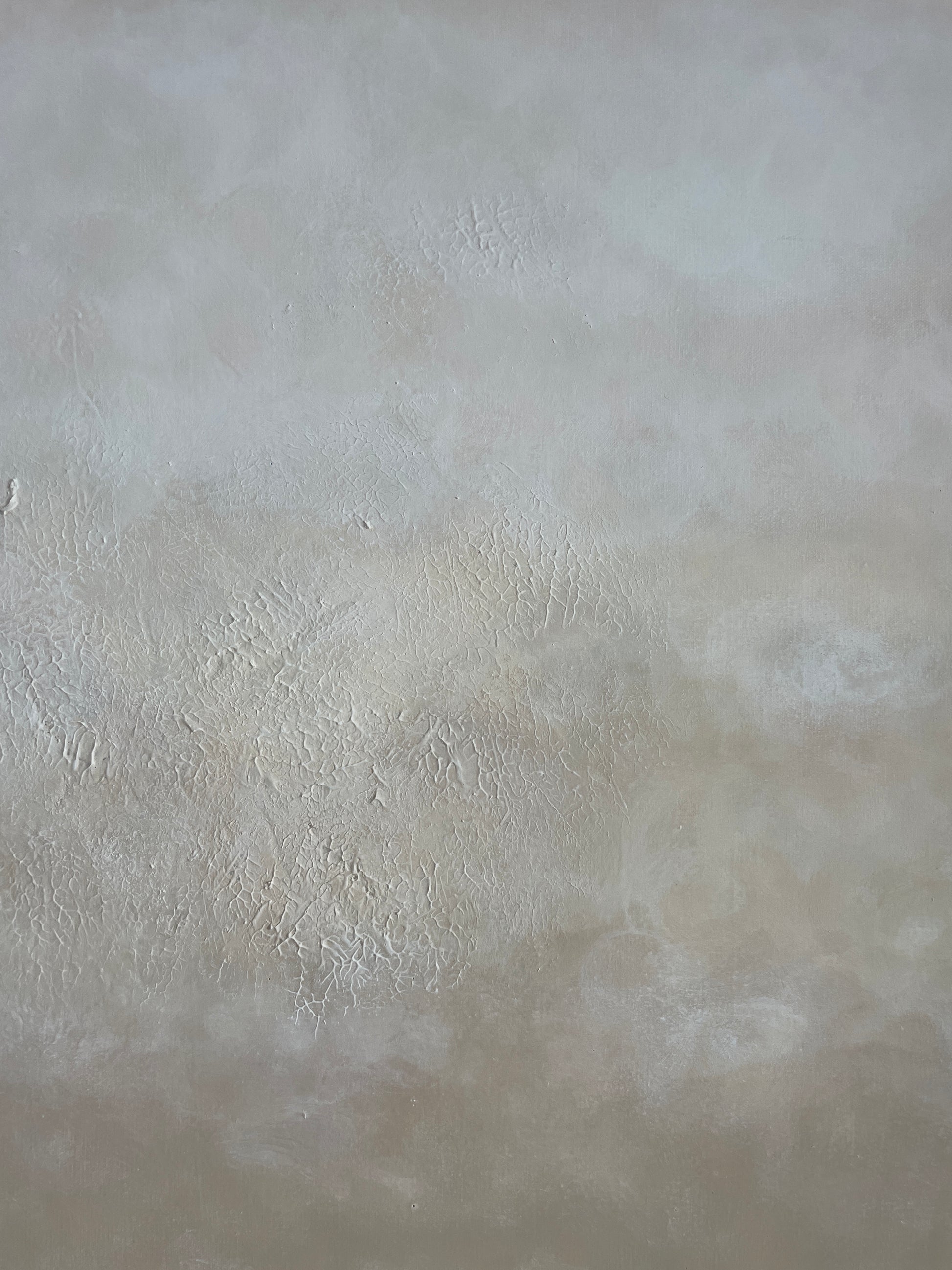 Närbild av penseldragen i abstrakt handmålad tavla Textured Beige av Elin Palmgren, LUGN Interiör