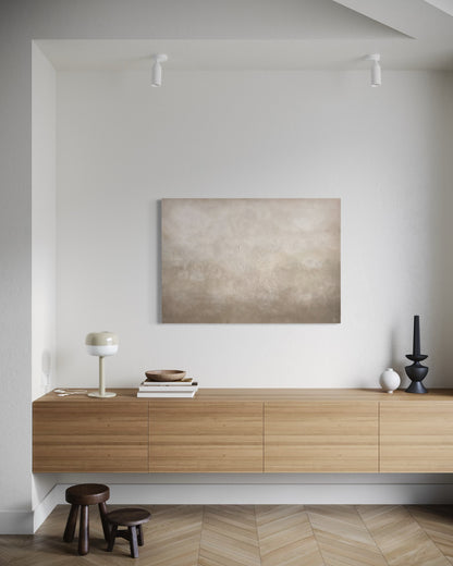 Abstrakt tavla Textured Beige av Elin Palmgren som hänger ovanför en tv-bänk i trä