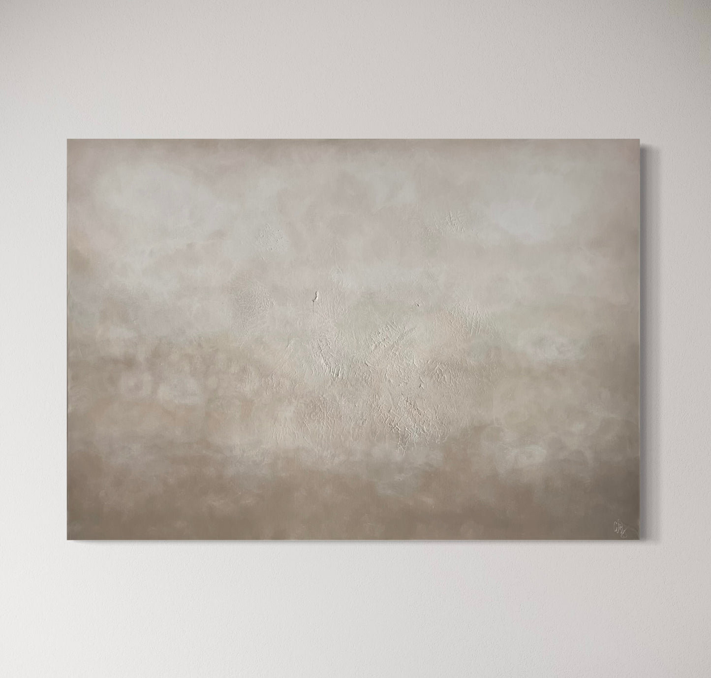 Handmålad tavla Textured Beige 70x100 cm med vita skiftningar som hänger på en vit vägg - konstnär Elin Palmgren