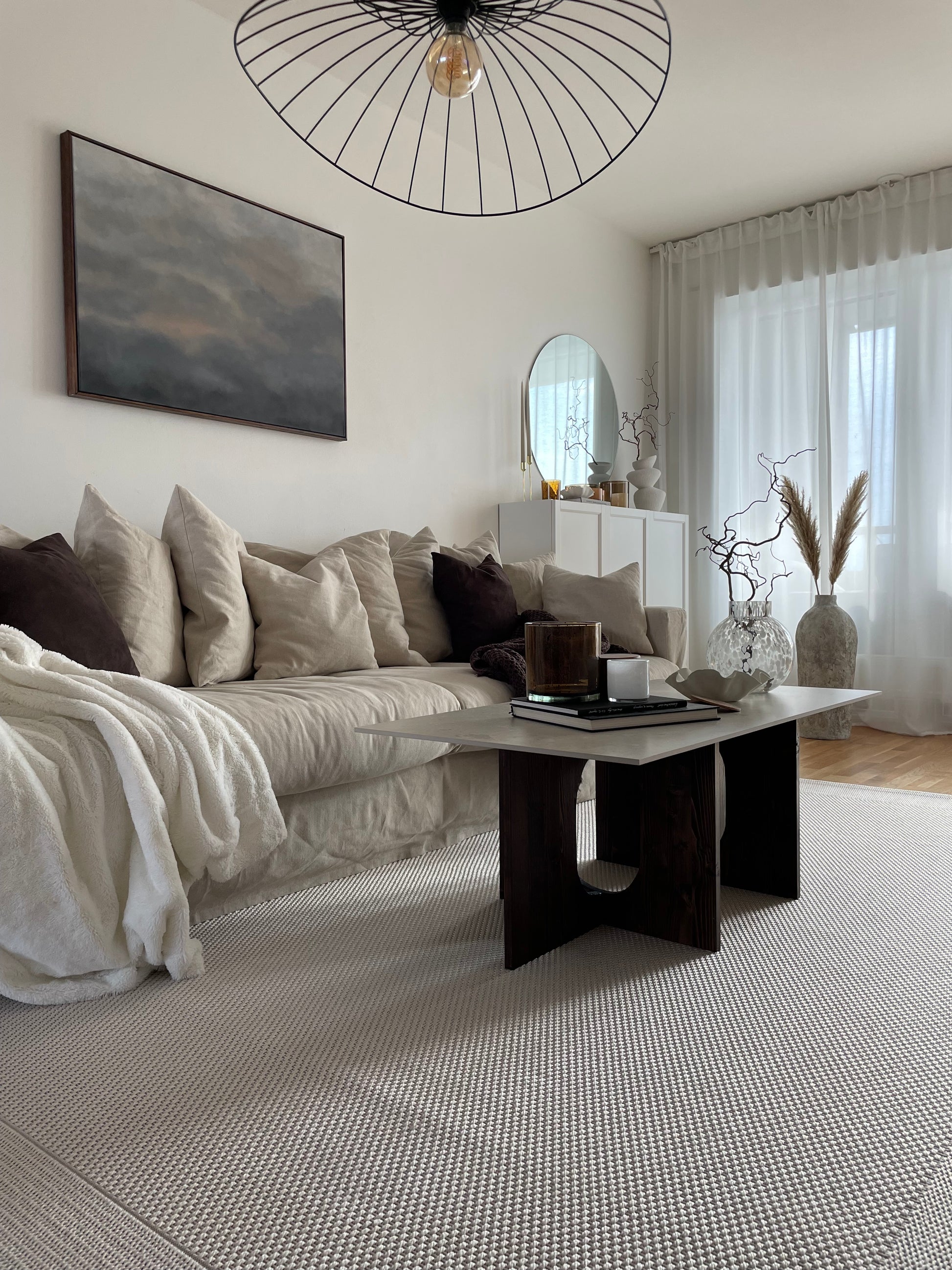 The Serene av Elin Palmgren – abstrakt tavla i grå och beige i minimalistiskt vardagsrum i japandi-stil