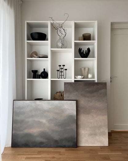 The Serene – handmålad originalkonst av Elin Palmgren framför minimalistisk bokhylla, LUGN Interiör Linköping