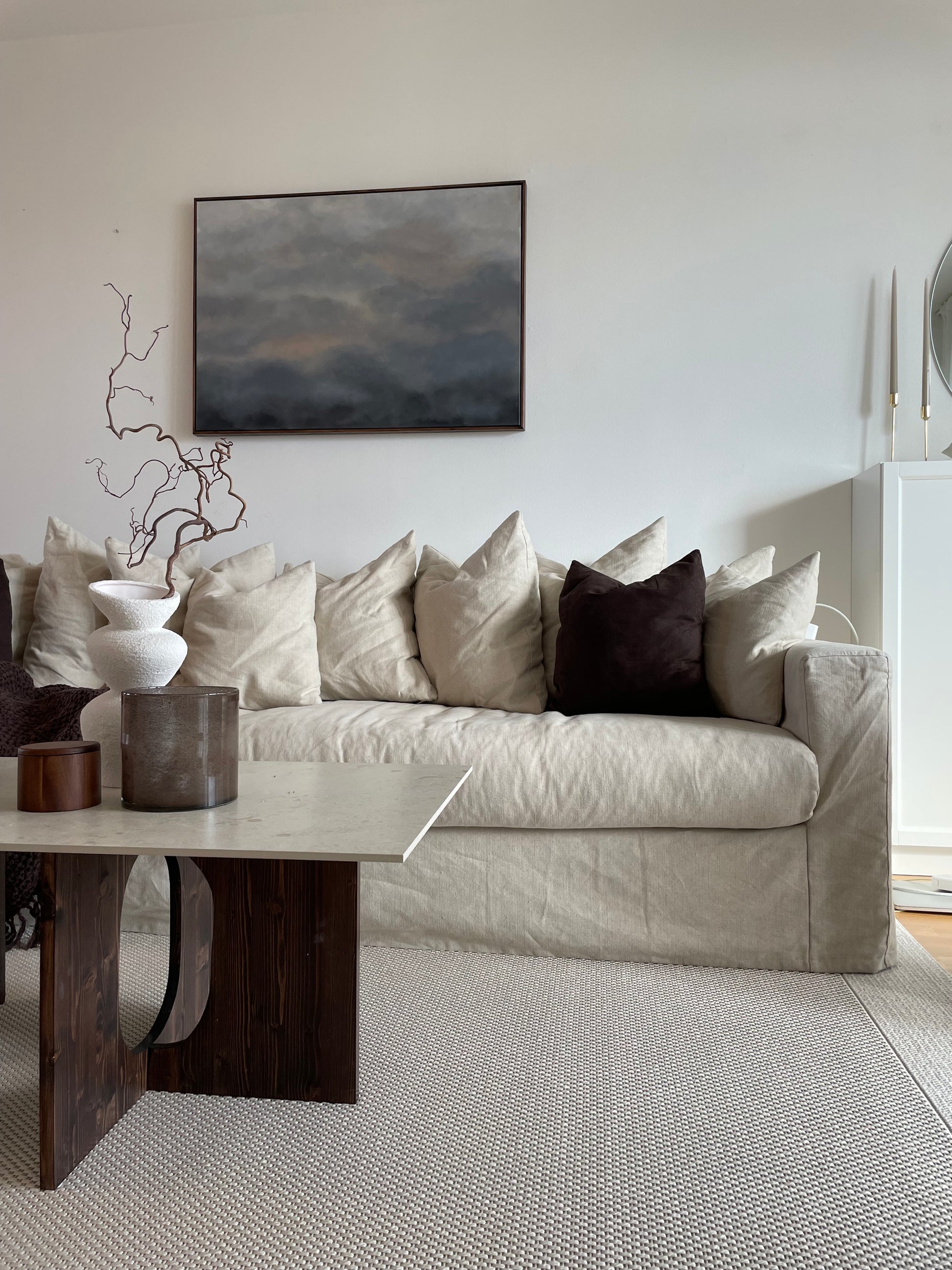 The Serene 70x100 cm av Elin Palmgren i ett harmoniskt jordnära vardagsrum – LUGN Interiör