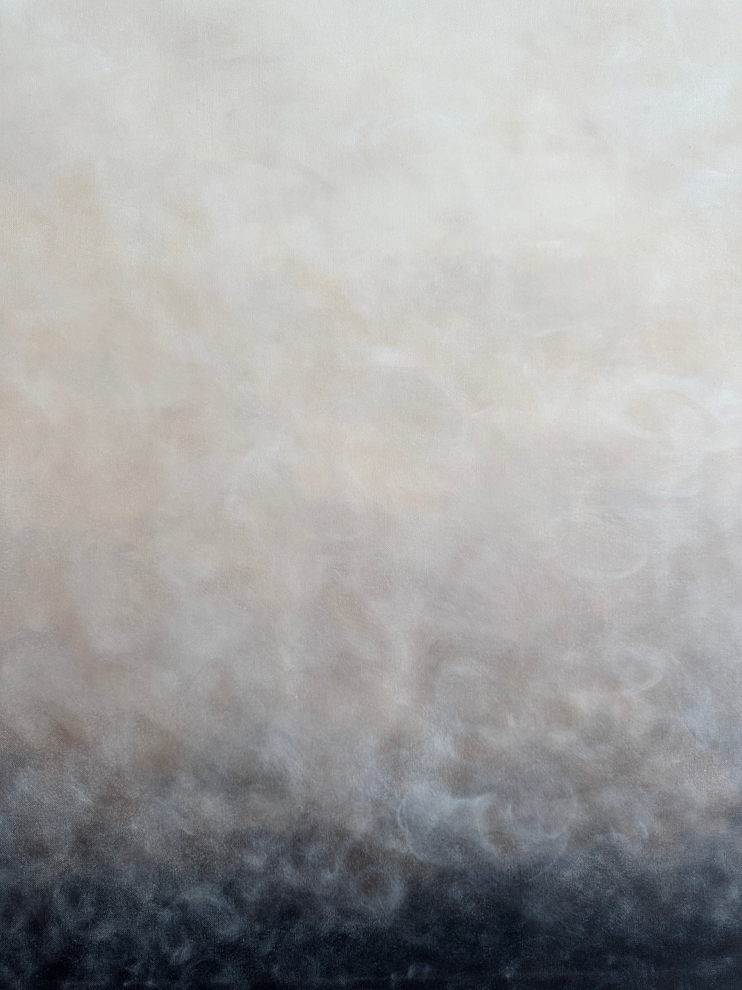 Närbild av abstrakt tavla Vårljus med mjuka skiftningar mellan svart, grå, beige och vit av Elin Palmgren