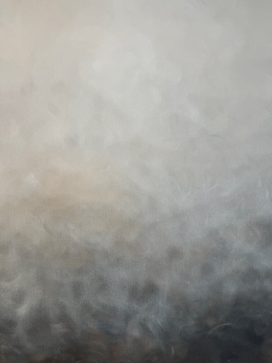 Närbild av penseldrag i abstrakt tavla Vintermorgon – handmålad teknik i grå, beige och svart av Elin Palmgren